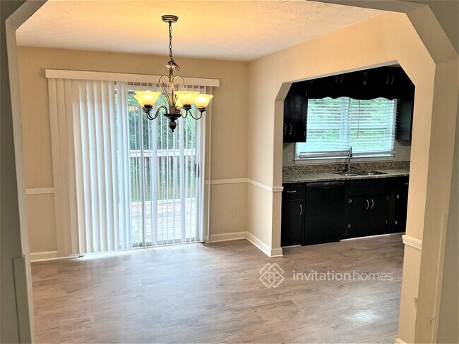 Building Photo - 2227 Chateau Dr