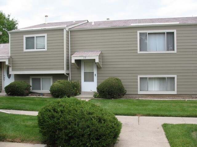 Foto principal - Remodeled Huge 4 Bedroom Townhome