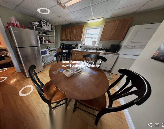 Building Photo - 735 Somerville Ave