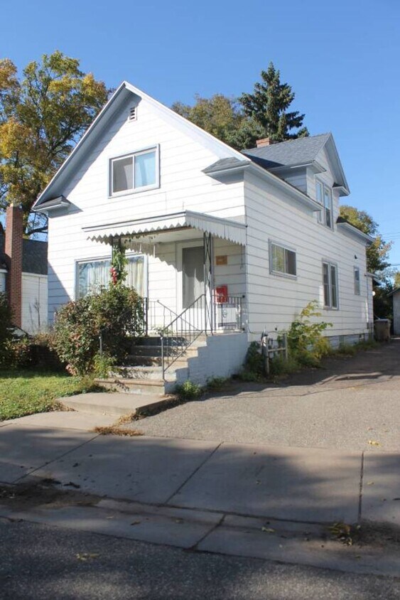 1,585 4Br 1Ba 730 Market St UWEC/CVTC House Rental in Eau Claire, WI