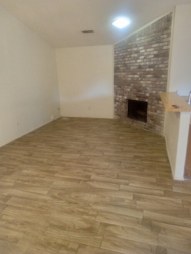 Foto del edificio - 6836 S Creek Dr