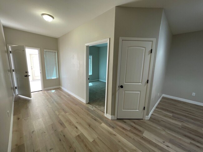 Building Photo - Beautiful Townhouse in Somerton!