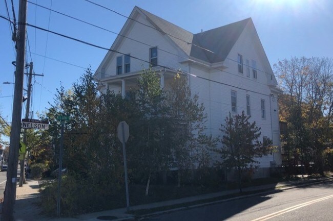 Building Photo - 986 Smith St