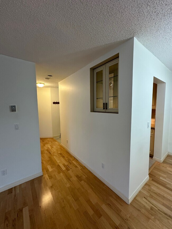 Photo du bâtiment - Modern 2 Bedroom Condo w/ Balcony & Underground Parking (IP055)