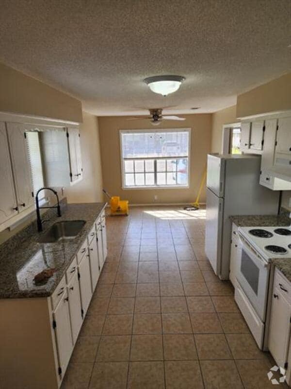 Building Photo - 42421 Deluxe Lake Dr