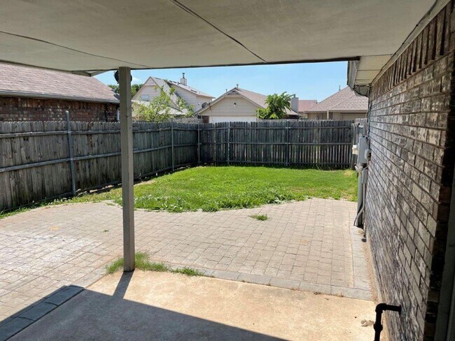 Foto del edificio - Rare 4 bedroom 2 bath in Moore Schools. 2 ...