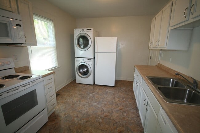Building Photo - Adorable Renovated Duplex in Walltown with ALL Appliances - Large Fenced Yd!