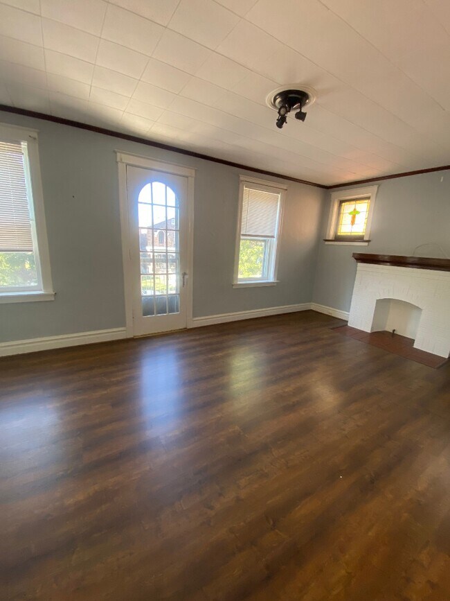 Foto del edificio - 5049 Lindenwood Ave