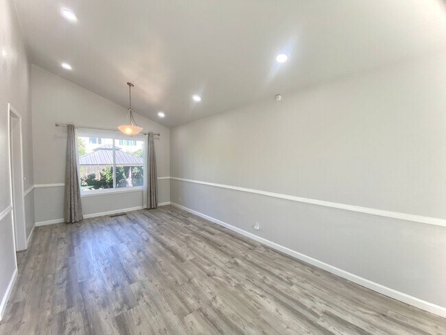 Foto del edificio - Elegant Fremont Weibel Home with Fruit-Fil...