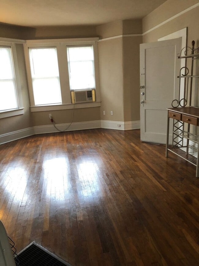 Foto del edificio - University Gardens 1BR/1BA unit in Triplex