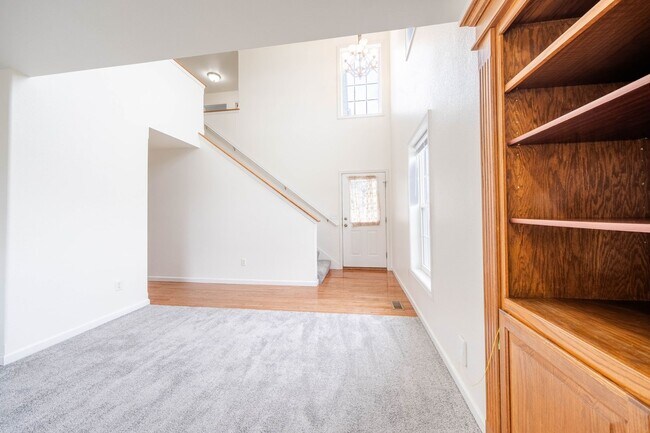 Building Photo - 3 BED / 2.5 BATH TOWNHOUSE IN PRAIRIE FIEL...