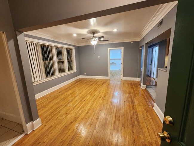 Building Photo - 1410 W 94th St