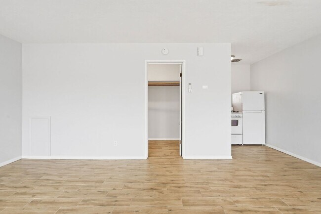 Foto del edificio - 1307-1311 E. 9th St. ( 1307A, 1307B, 1307C, 1309, 1311 )