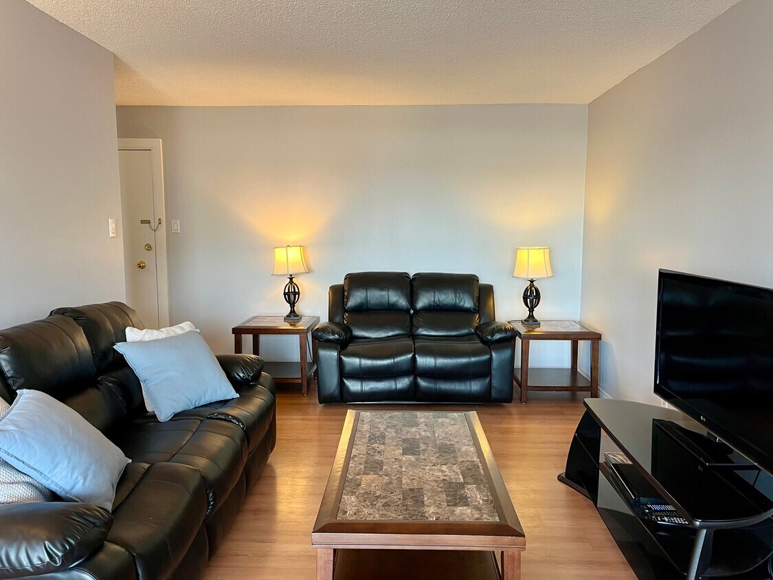 Photo principale - 9725 106 St NW