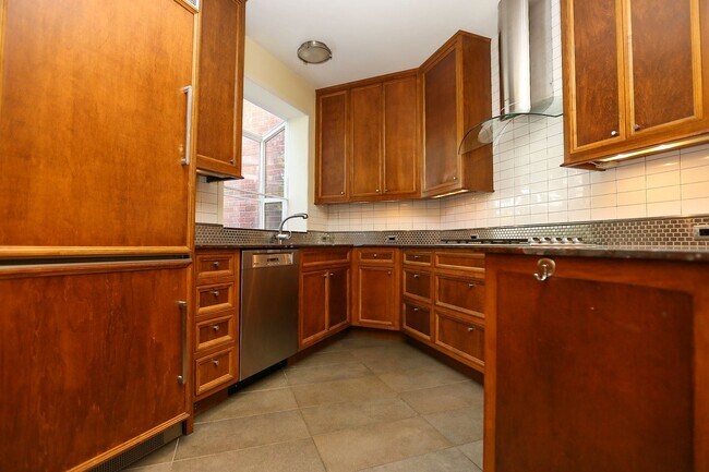 Building Photo - 1535 Magnolia Blvd W
