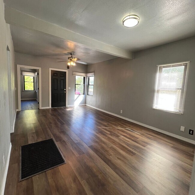 Building Photo - Move In Ready