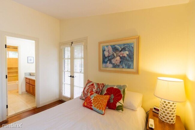 Building Photo - 2 br, 2.5 bath Townhome - 412 Carlotta