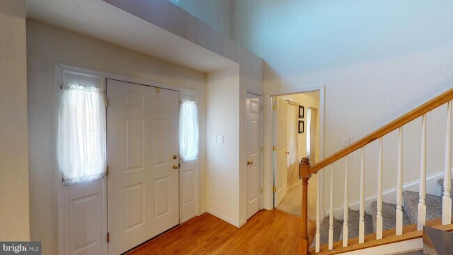 Building Photo - 243 Crest Dr