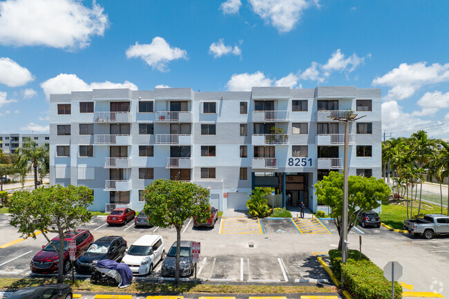 Building Photo - Azul at Fountainbleau