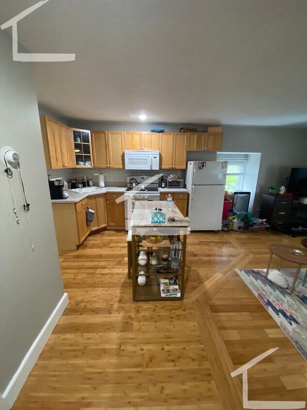 Primary Photo - Huge 1 bed in a prime area with all the ex...