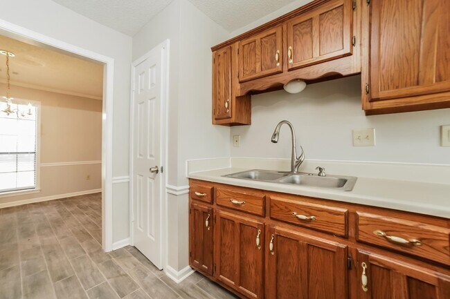 Foto del edificio - 6857 Dovefield Ln