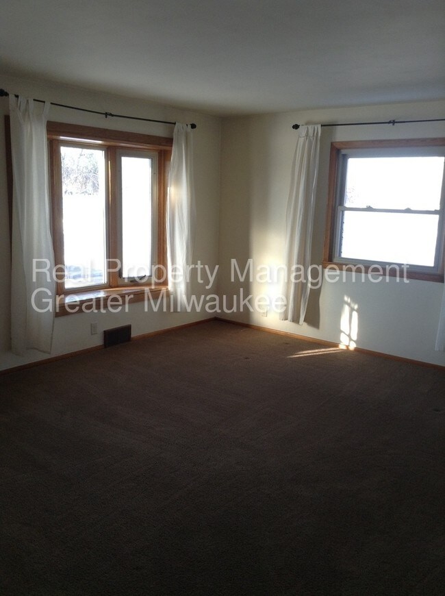 16980 W Beloit Rd, New Berlin, WI 53151 House Rental in New Berlin