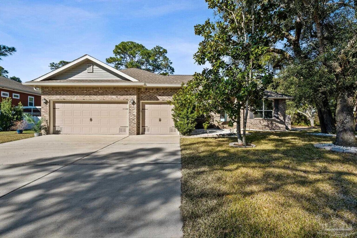 Foto principal - 5810 Red Cedar St
