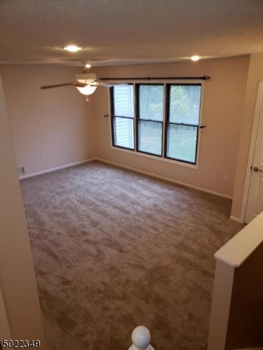 Foto del edificio - 54 Burlington Ct