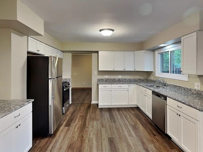 Building Photo - 604 Westshore Dr