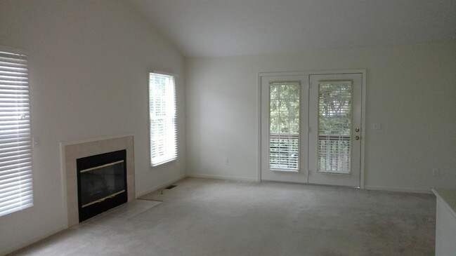 Building Photo - 107 Willow Ct