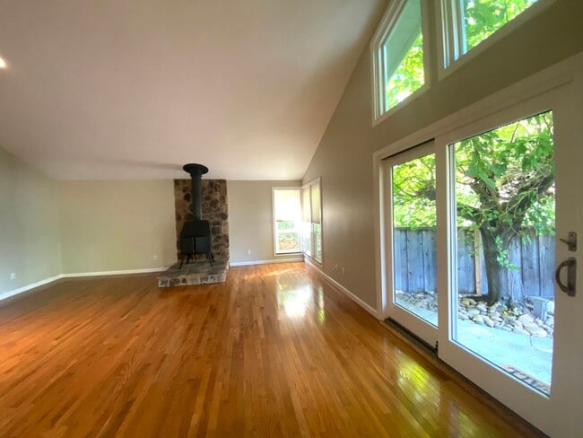 Building Photo - Pleasanton Heights 3BD, 2BA, Single Story, Great Location near downtown, Top Schools