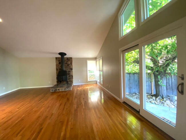 Building Photo - Pleasanton Heights 3BD, 2BA, Single Story,...