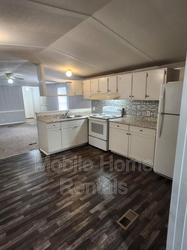 Primary Photo - 32 White Oak Dr