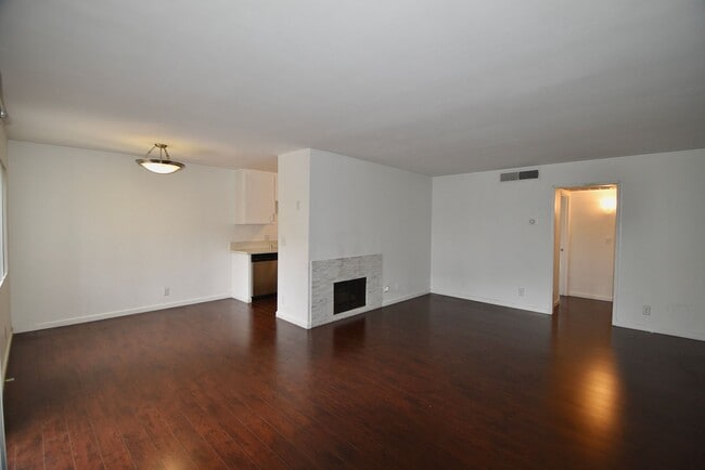 Building Photo - 15128 Burbank Blvd