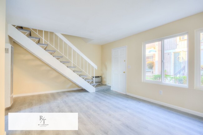 Foto del edificio - Refined Living with a Newly Remodeled 2 Bedroom 1 Bathroom 2 Story Duplex Residence
