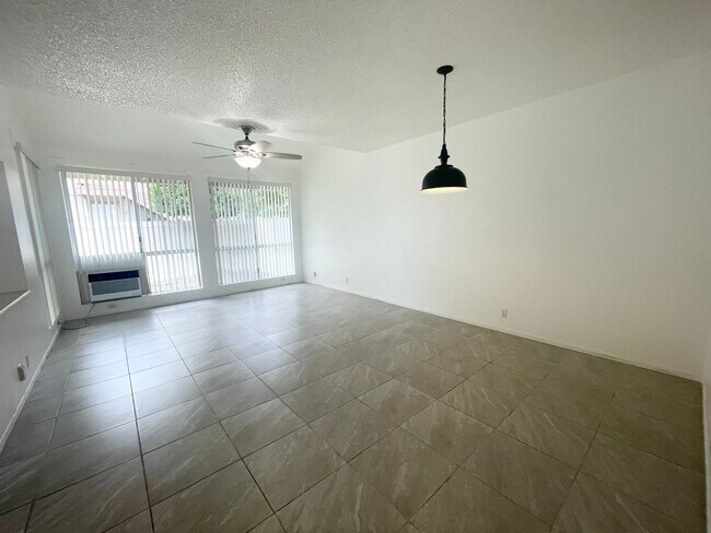 Building Photo - Great, well maintained 3bd/3ba Townhome wi...