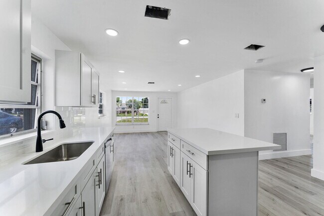 Foto del edificio - 354 NW 4th Pl