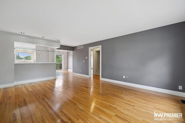 Foto del edificio - 42266 Woodward Ave
