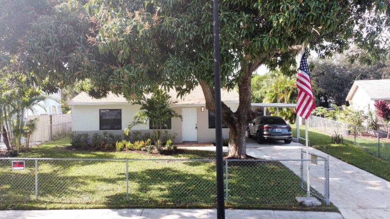Primary Photo - 504 W Whitney Dr