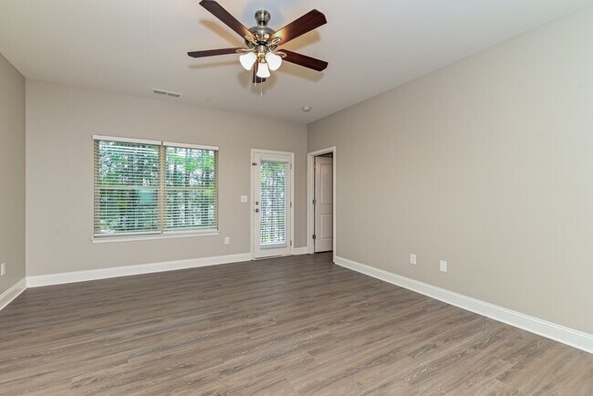 Foto del edificio - 5084 Summerview Ln