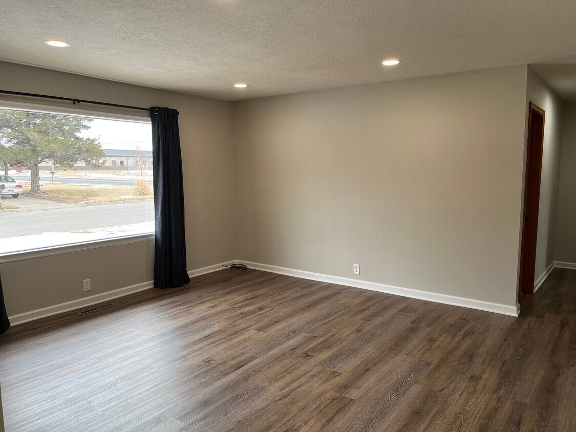 1716 Pershing St, Salina, KS 67401 Townhome Rentals in Salina KS