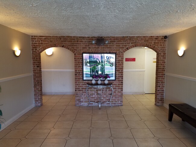 Building Photo - 580 Lawrence Ave