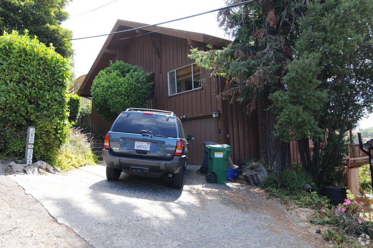 Primary Photo - 354-356 Panoramic Way