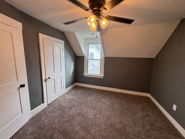 Foto del edificio - Spacious 4-Bedroom Home with Porch, Deck and Fenced Yard!
