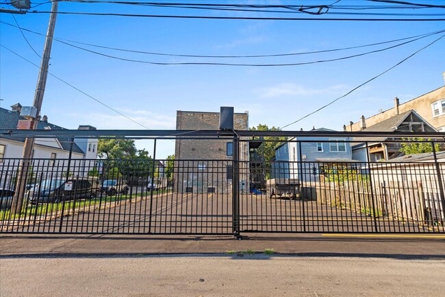 Foto del edificio - 2023 N Drake Ave