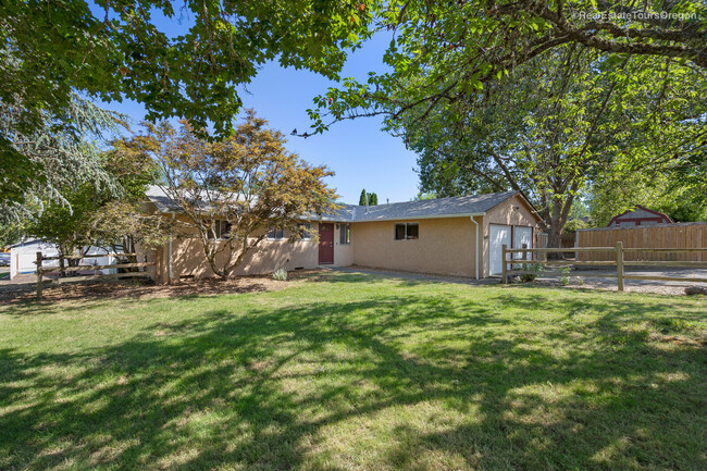 Building Photo - 5870 SW 187th Dr