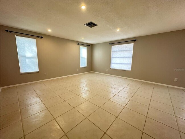 Building Photo - 2049 Sandpiper Dr