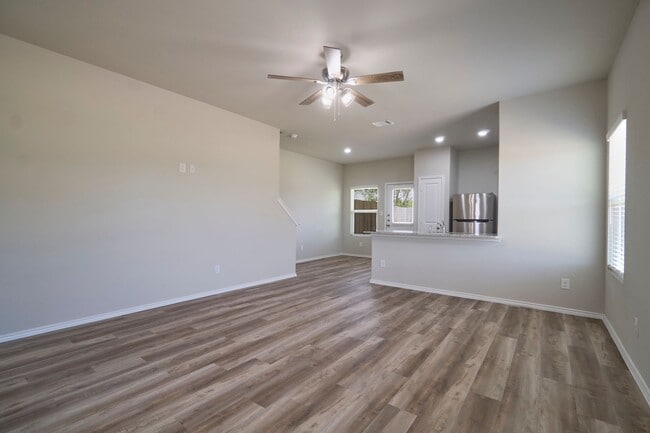 Building Photo - Hunters Ranch Beauty! 3 Bedroom 2 1/2 Bath...