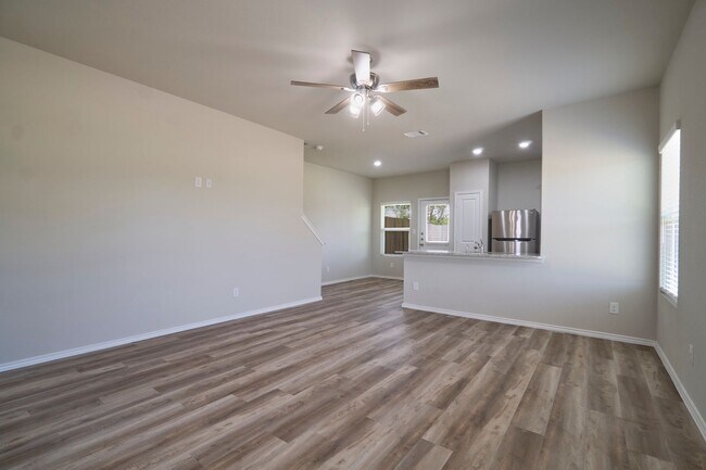 Foto del edificio - Hunters Ranch Beauty! 3 Bedroom 2 1/2 Bath...