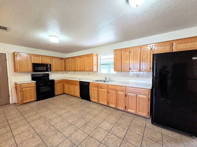 Foto del edificio - Charming 3-Bed, 2-Bath Country Home in Kem...